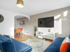 호텔 사진: Cosy 3 Bedroom with Free Parking, Garden and Smart TV with Netflix by Yoko Property