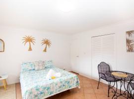 GORGEOUS STUDIO + 100M TO BEACH + POOL, ξενοδοχείο σε Point Lookout