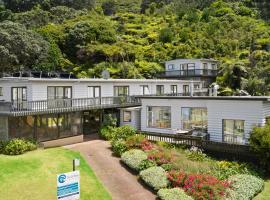 Tipi and Bobs Waterfront Lodge, hotel v destinaci Tryphena