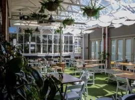 Oscars Hotel and Cafe Bar