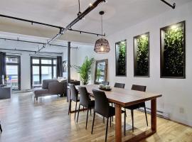 Le Gentleman // Downtown spacious condo, hotel in Quebec City