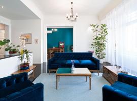 Foto do Hotel: Spacious & Artistic Retro 2BD Apt with SAUNA