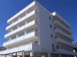 Nuovo HOTEL SETTIBI 20m dalla spiaggia, hotelli kohteessa Giulianova