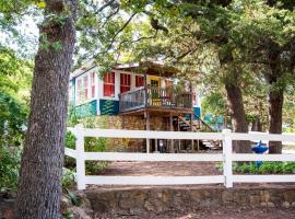 Фотографія готелю: The Bluebird Cottage Style Cabin with Hot Tub near Turner Falls and Casinos