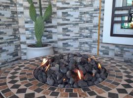 Fig House Villa with Heated Swimming Pool & Firepit, hotel in Al ‘Aqar
