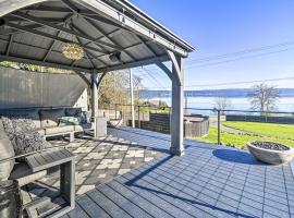 酒店照片: Puget Sound Cabin with Hot Tub and Water Views!