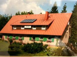 รูปภาพของโรงแรม: Ferienhaus am Rennsteig-Pension zur Wetterwarte