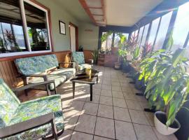 Hotel Photo: The Greenhouse - 3bed 2bath home in Tahlequah, OK