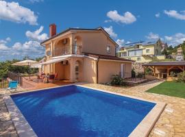 Hotel Photo: Awesome Home In Smrika With Outdoor Swimming Pool
