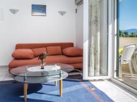 Hotel Photo: 2 Bedroom Amazing Apartment In Supetar