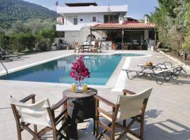Hotel Foto: Awesome Home In Agia Marina Aigina With 5 Bedrooms, Private Swimming Pool And Outdoor Swimming Pool
