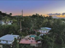 Hotel fotoğraf: Pancho's Paradise - Rainforest Guesthouse with Pool, Gazebo and View