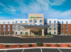 Holiday Inn Express & Suites Oakhurst-Yosemite Park Area, an IHG Hotel، فندق في أواخورست