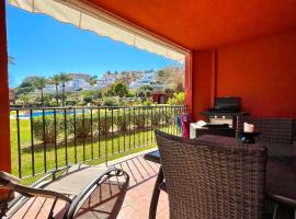Foto di Hotel: Pool View GOLF FAMILY Ground Floor Terrace with barbecue in Mijas Costa