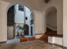 होटल की एक तस्वीर: Palazzo Damiani Apartment by DomuSicily