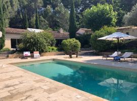 מלון צילום: Propriété : 300 M² + (25 M² d'annexe / Pool House) sur 5 ha boisé à 10' d'Aix en Provence