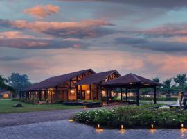 होटल की एक तस्वीर: WelcomHeritage Tadoba Vanya Villas Resort & Spa