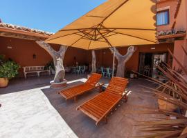 A picture of the hotel: Casa Rural La Pajarona