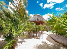 87979 Very chic 3BR Condo, tons of amenities, 1 block from Ocean, hotel v destinaci Progreso