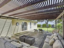 Hotelfotos: Beachfront Waimanalo Home with Pergola and Ocean Views