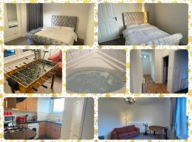 Hotel Photo: Two Bedroom Apartment With Spacious Lounge Next To M90.