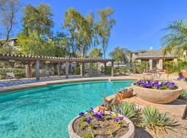 Hotel Photo: Phoenix Condo with Pool Access, Walk to Papago Park!