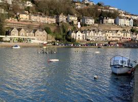 Foto di Hotel: Large House in Looe, Near Beach and Bars with Great Views, Free Parking and Free Access to a Nearby Indoor Swimming Pool