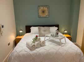 Foto di Hotel: Modern, City Centre, Studio Apartment with FREE WIFI, GYM ACCESS, NETFLIX - West One