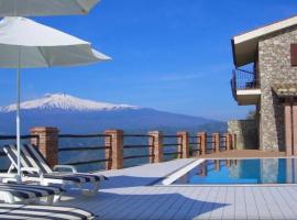 Hotel foto: Villa Etna Mare - Pool villa in peaceful location with breathtaking views of the sea, Mt Etna & Taormina -