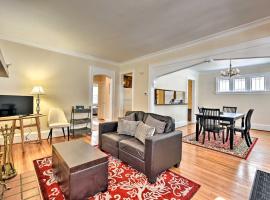 Fotos de Hotel: Central St Paul House with Sunroom and Fireplace!