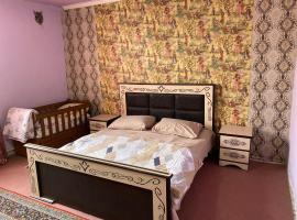 Фотография гостиницы: Friend's House rooms near Airport