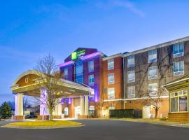 รูปภาพของโรงแรม: Holiday Inn Express Hotel & Suites Kansas City - Grandview, an IHG Hotel
