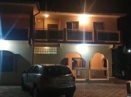 The Charming Bristolian Holiday Home, hotell i Brusubi