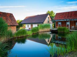 होटल की एक तस्वीर: Ferienhaus mit privaten Schwimmteich und Sauna