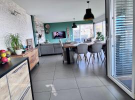 Les Planchettes, hotel in Avry devant Pont