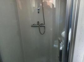 מלון צילום: En suite single bedroom, close to city centre