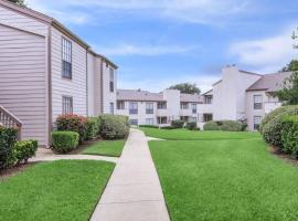 A picture of the hotel: Lakeview Cozy Townhouse