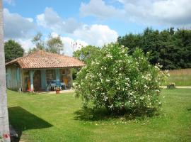 รูปภาพของโรงแรม: Château du Rau - Dépendance - Gîte n°12