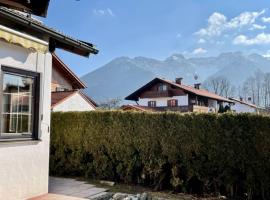 A picture of the hotel: Kleines Häuschen mit Bergblick