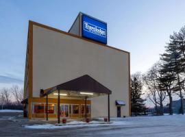 Travelodge by Wyndham Cleveland Airport, hotel di Brook Park