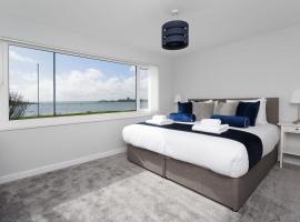 מלון צילום: Castle View - Port Solent Stunning Waterfront House