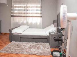 Full AirCon- 3Bed Villa- A c- WiFi- HotWater, khách sạn ở Freetown