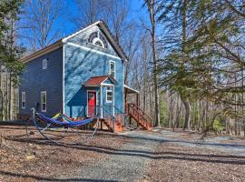 A picture of the hotel: Yadkin Valley Cabin Retreat with Deck, Fire Pit