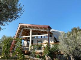 Фотография гостиницы: La Casa tra gli Ulivi - Cottage in legno