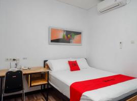 A picture of the hotel: RedDoorz Plus near Patung Kuda Undip