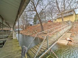 Hotel Foto: Grand Lake Family Getaway with Private Docks!