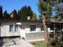 होटल की एक तस्वीर: Bungalow garden idyll, Berlin