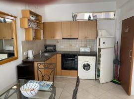 Foto do Hotel: 1 bedroom flat 200m from the beach in germasogia tourist area