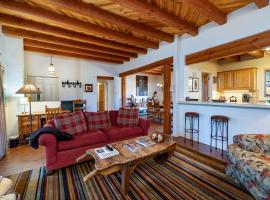 Hotel Photo: Puertas de Canyon Road, 2 Bedrooms, Sleeps 4, Fireplace, WiFi, Garage