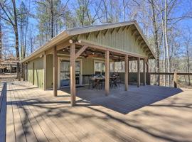 Hotel Photo: Stunning Culloden Cabin with Deck and Creek View!